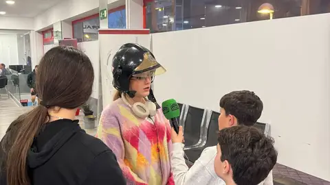 Irene Ramírez y sus expertos bajitos hacen un curso exprés de cómo ser bombero Irene Ramírez y sus expertos bajitos hacen un curso exprés de cómo ser bombero