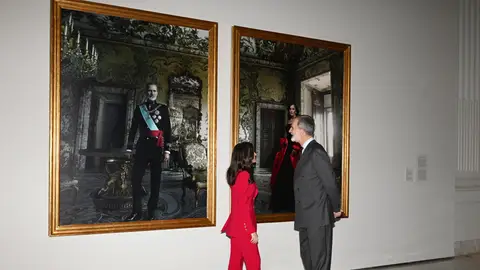 Los Reyes contemplan con admiración los retratos que les hizo Annie Leibovitz Los Reyes contemplan con admiración los retratos que les hizo Annie Leibovitz