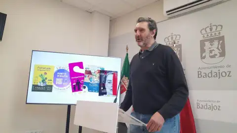El Ayuntamiento de Badajoz lanza una campaña de 'Puntos violeta' con pegatinas informativas en locales de ocio El Ayuntamiento de Badajoz lanza una campaña de 'Puntos violeta' con pegatinas informativas en locales de ocio