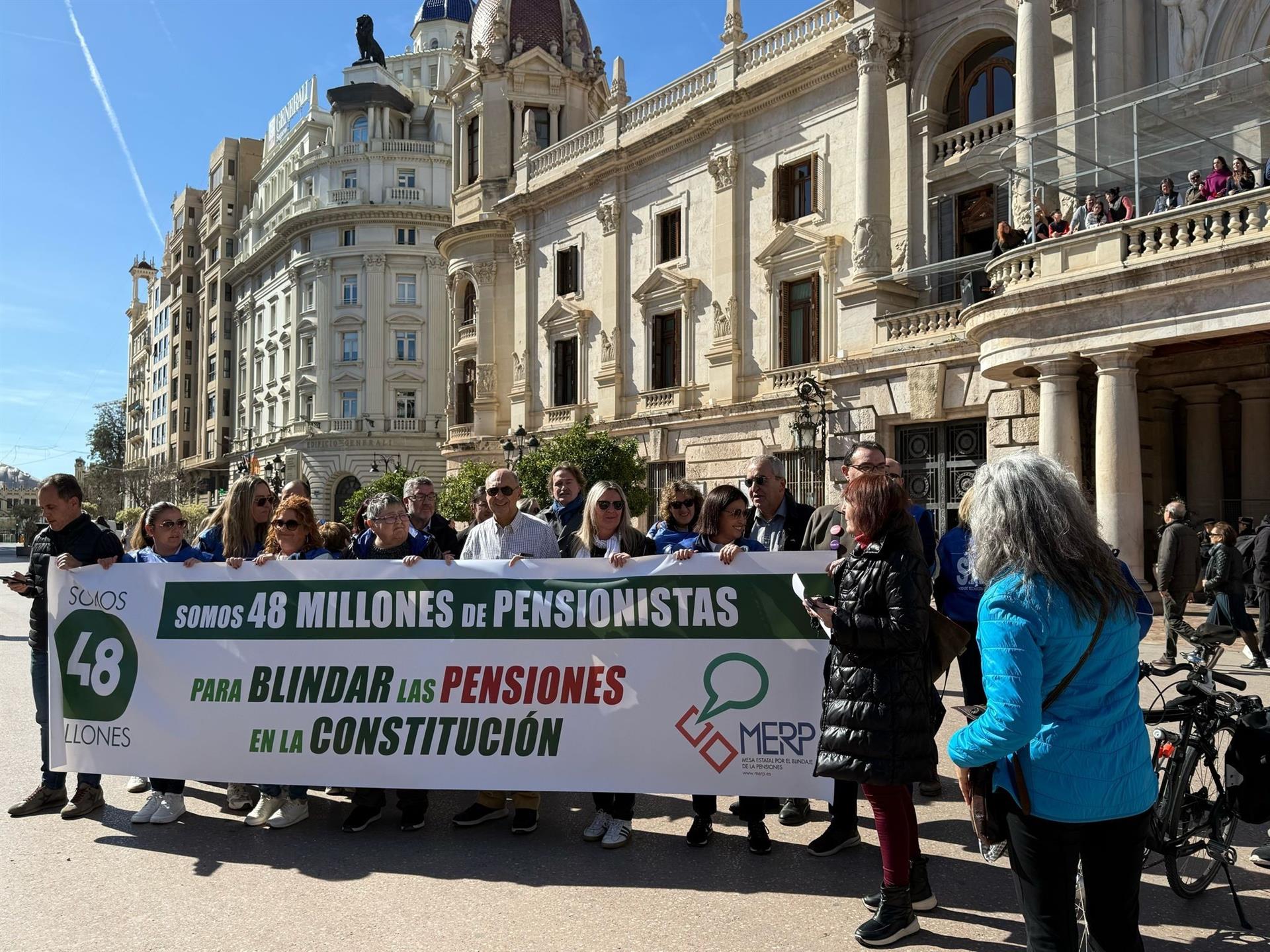Los pensionistas reclaman en València una reforma del sistema de pensiones y que éstas no se recorten Los pensionistas reclaman en València una reforma del sistema de pensiones y que éstas no se recorten