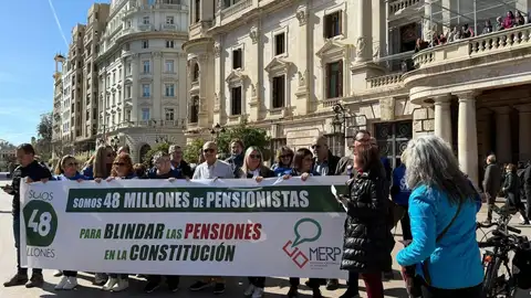 Los pensionistas se han concentrado en la Plaza del Ayuntamiento de València. Los pensionistas se han concentrado en la Plaza del Ayuntamiento de València.