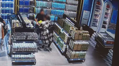Algunos de los detenidos robando en un aeropuerto. Algunos de los detenidos robando en un aeropuerto.