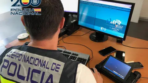 Un investigador revisando el ordenador Un investigador revisando el ordenador