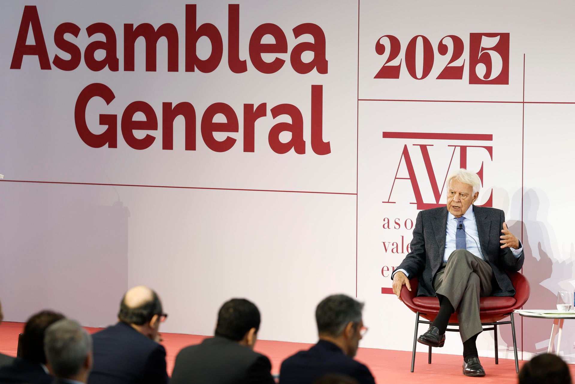 Felipe González critica la rebaja fiscal del Gobierno: "No van a quitar nada, es mentira, la vamos a pagar todos" Felipe González critica la rebaja fiscal del Gobierno: "No van a quitar nada, es mentira, la vamos a pagar todos"
