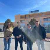 Miembros del PP frente al Hospital General de Valdepeñas Miembros del PP frente al Hospital General de Valdepeñas