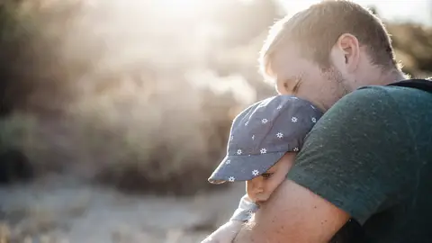 Imagen de archivo de un padre con su hijo. Imagen de archivo de un padre con su hijo.