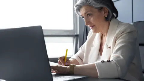 Mujer de avanzada edad trabajando Mujer de avanzada edad trabajando