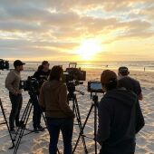 Equipo de rodaje en playa