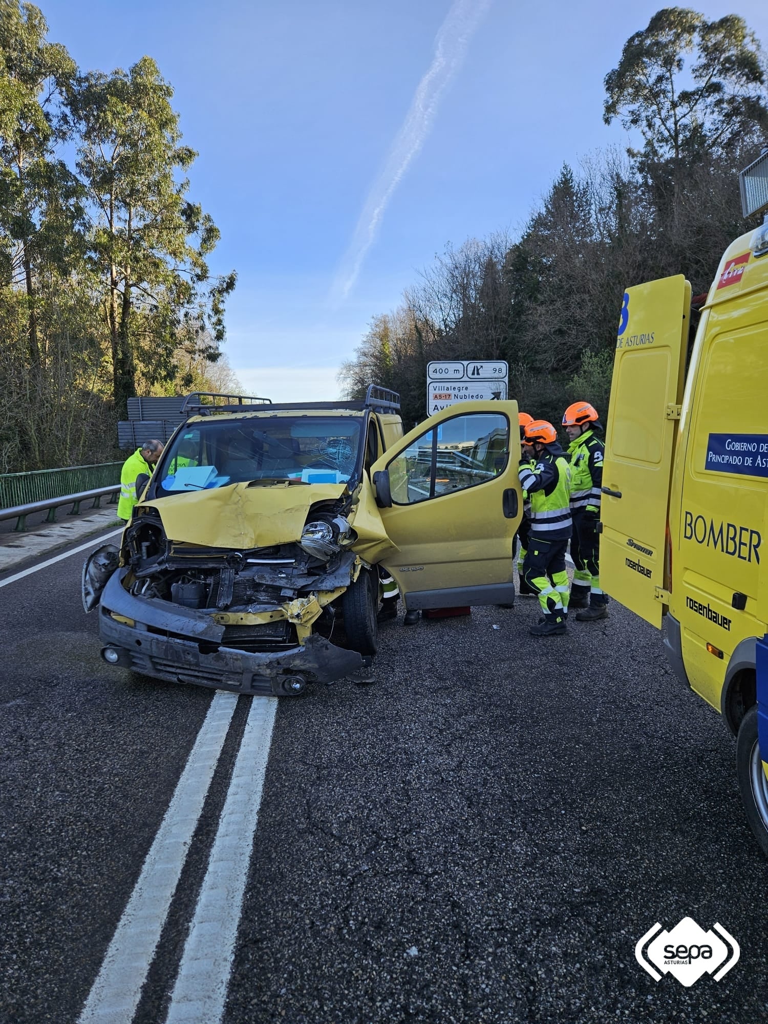 Un herido grave en una colisión en la variante de Avilés Un herido grave en una colisión en la variante de Avilés