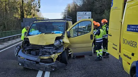Un herido grave en una colisión en la variante de Avilés Un herido grave en una colisión en la variante de Avilés