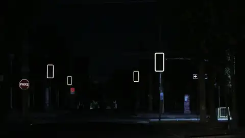 - Fotografía de unos semáforos apagados debido al apagón este martes, en Santiago (Chile).