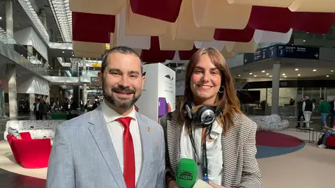 El alcalde de l´Alcora, Samuel Falomir, con Marta Fullera. El alcalde de l´Alcora, Samuel Falomir, con Marta Fullera.