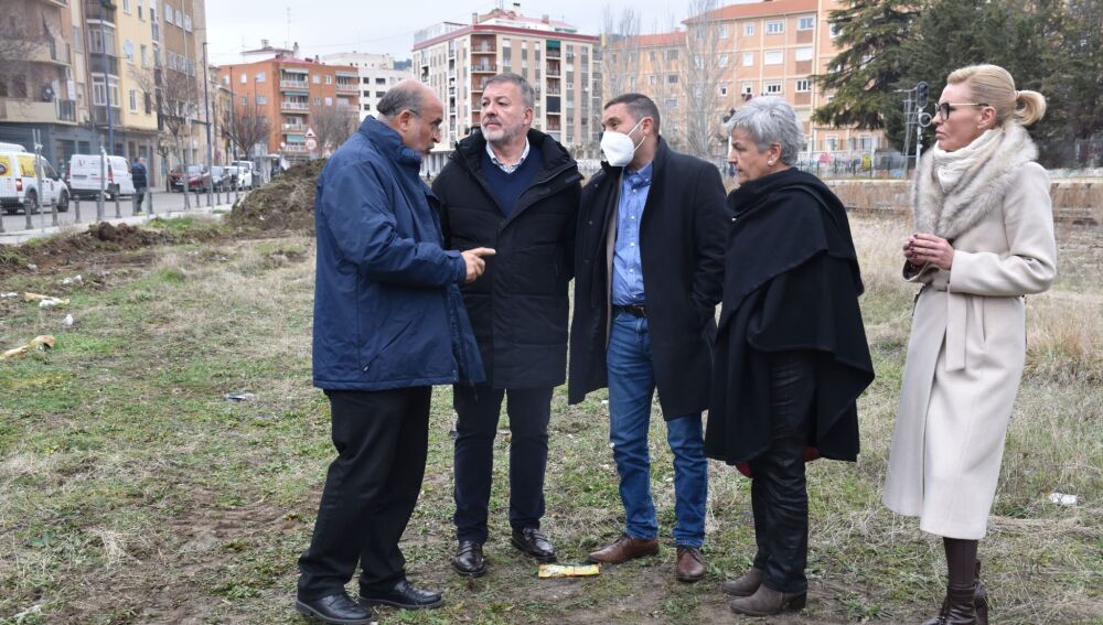 El vicepresidente de la Junta, el alcalde de Cuenca, el presidente de la Diputación, la subdelegada del Gobierno y la delegada de la Junta, en su visita a la zona donde han empezado las obras