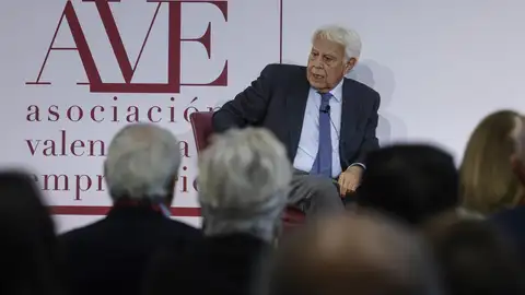 En la imagen, el expresidente del Gobierno Felipe González, en una ponencia tras la asamblea de la Asociación Valenciana de Empresarios (AVE). En la imagen, el expresidente del Gobierno Felipe González, en una ponencia tras la asamblea de la Asociación Valenciana de Empresarios (AVE).