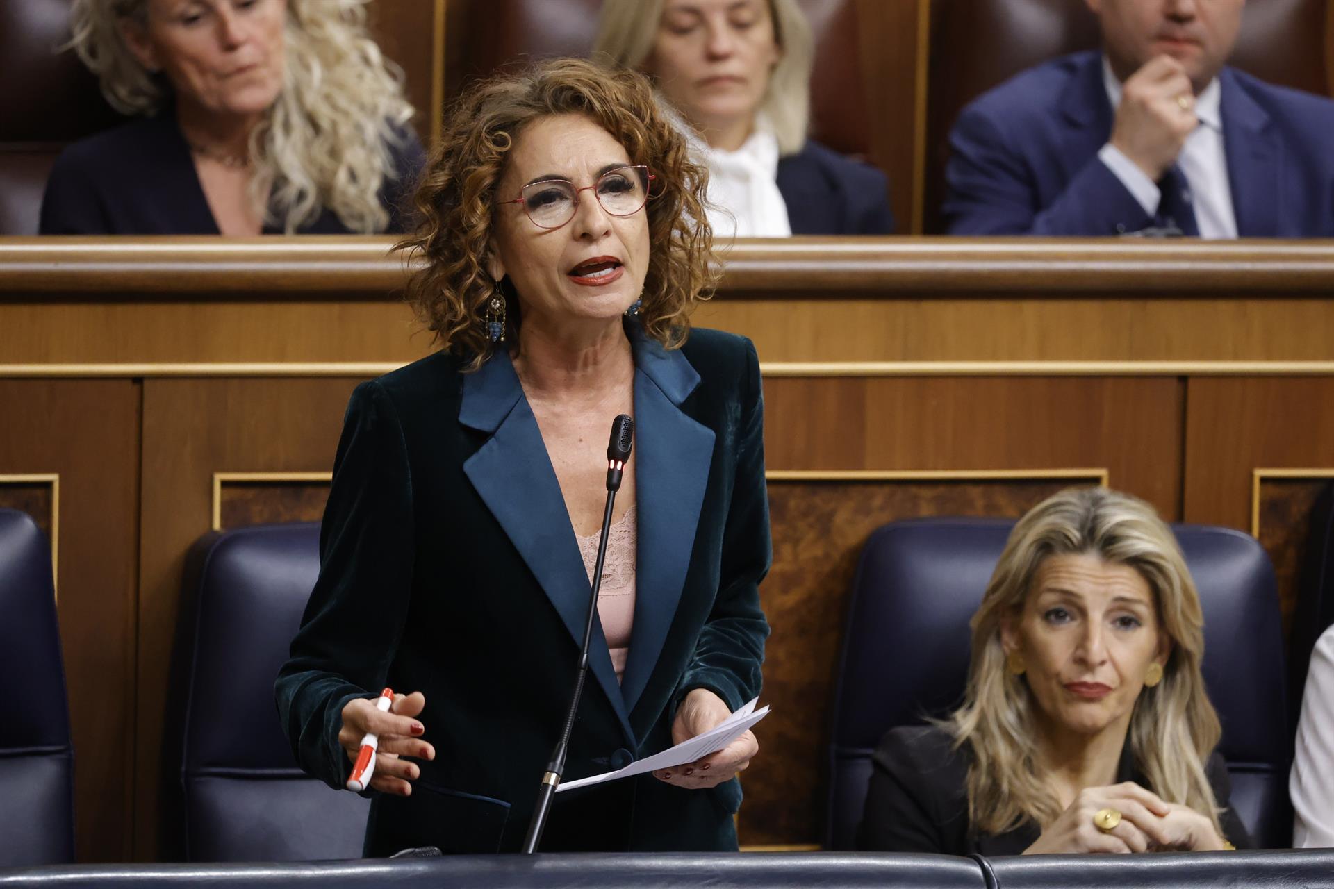 Montero asegura que en PP-A están "nerviosos" con su liderazgo del PSOE-A y Bendodo dice que la han enviado a "galeras" Montero asegura que en PP-A están "nerviosos" con su liderazgo del PSOE-A y Bendodo dice que la han enviado a "galeras"
