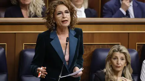 La vicepresidenta primera y ministra de Hacienda, María Jesús Montero, interviene durante una sesión de control al Gobierno en el Congreso de los Diputados, a 26 de febrero de 2025, en Madrid (España). La vicepresidenta primera y ministra de Hacienda, María Jesús Montero, interviene durante una sesión de control al Gobierno en el Congreso de los Diputados, a 26 de febrero de 2025, en Madrid (España).