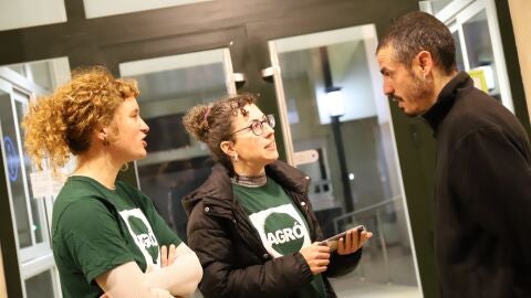 Los ecologistas tras presentar la denuncia en Fiscal&iacute;a
