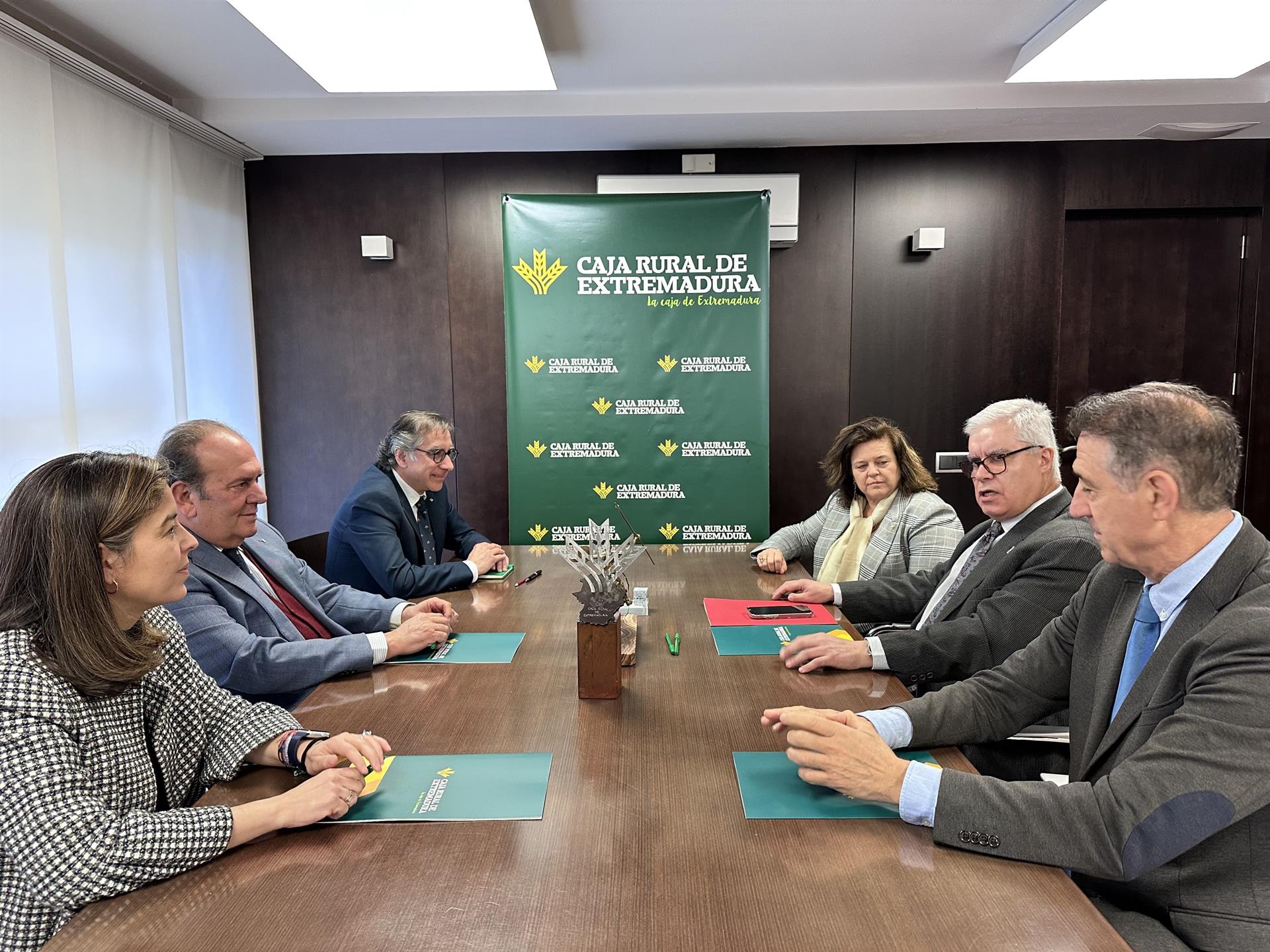 Caja Rural de Extremadura entregará 10 becas a los mejores expedientes de Económicas y Empresariales de la UEx Caja Rural de Extremadura entregará 10 becas a los mejores expedientes de Económicas y Empresariales de la UEx