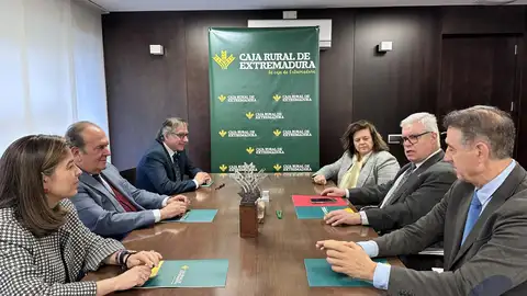 Caja Rural de Extremadura entregará 10 becas a los mejores expedientes de Económicas y Empresariales de la UEx Caja Rural de Extremadura entregará 10 becas a los mejores expedientes de Económicas y Empresariales de la UEx