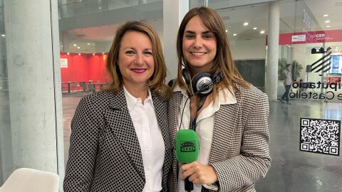 La alcaldesa de Castell&oacute;n, Bego&ntilde;a Carrasco, y la periodista Marta Fullera en el stand de la Diputaci&oacute;n provincial. 