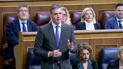 Feijóo, a Sánchez: "Se mantiene en el poder porque crea un infierno de impuestos a los españoles para pagar los caprichos de sus socios" Feijóo, a Sánchez: "Se mantiene en el poder porque crea un infierno de impuestos a los españoles para pagar los caprichos de sus socios"