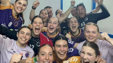 Las jugadoras de Motive celebran la victoria
