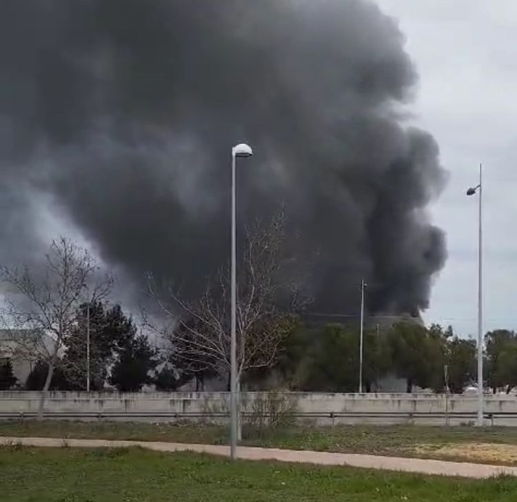 Bomberos trabajan en sofocar un incendio en una antigua fábrica de jamones en Toledo Bomberos trabajan en sofocar un incendio en una antigua fábrica de jamones en Toledo