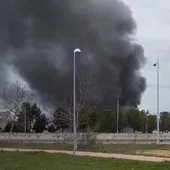 Gran columna de humo, a causa del fuego producido en el Polígono de Toledo. Gran columna de humo, a causa del fuego producido en el Polígono de Toledo.