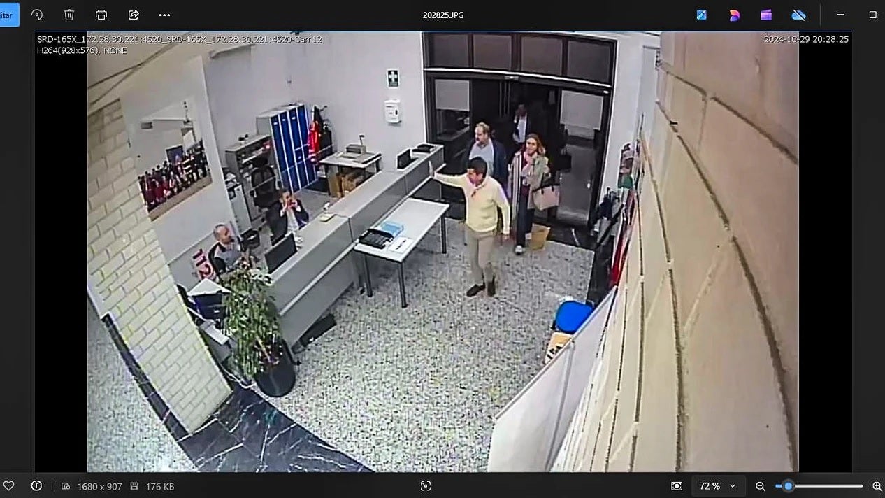 La Generalitat muestra una imagen de la entrada de Mazón al CECOPI a las 20:28 La Generalitat muestra una imagen de la entrada de Mazón al CECOPI a las 20:28