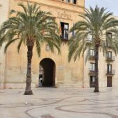 Imagen de archivo de la fachada del Ayuntamiento de Elche.