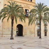 Imagen de archivo de la fachada del Ayuntamiento de Elche. Imagen de archivo de la fachada del Ayuntamiento de Elche.