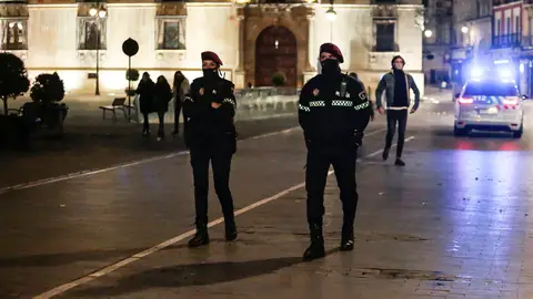 Dos agentes de la BRISEG, durante la pandemia Dos agentes de la BRISEG, durante la pandemia