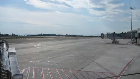 El aeropuerto de Santiago estará cerrado al tráfico aéreo durante 35 días la primavera de 2026 El aeropuerto de Santiago estará cerrado al tráfico aéreo durante 35 días la primavera de 2026