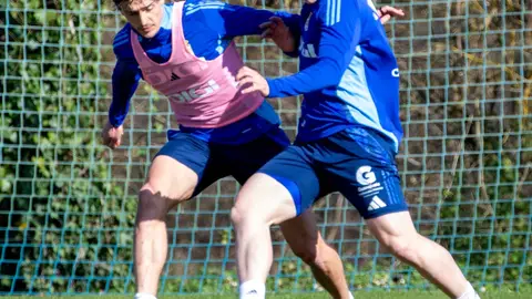 27-02-2025 Fede Viñas y Oier Luengo, en un entrenamiento del Oviedo en El Requexón 27-02-2025 Fede Viñas y Oier Luengo, en un entrenamiento del Oviedo en El Requexón