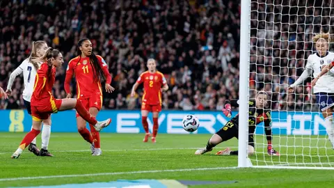 España perdona y cae ante Inglaterra en Wembley España perdona y cae ante Inglaterra en Wembley