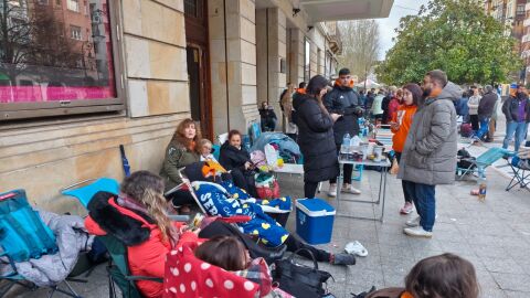 Cola para hacerse con las entradas del concurso de charangas de Gij&oacute;n