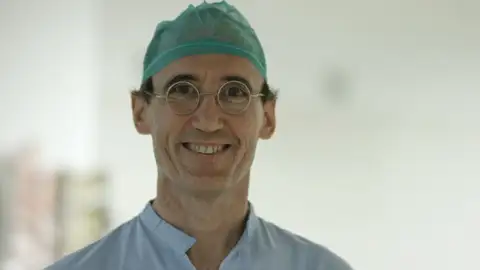 El doctor Guillermo Marín del Hospital Universitario del Vinalopó de Elche. El doctor Guillermo Marín del Hospital Universitario del Vinalopó de Elche.