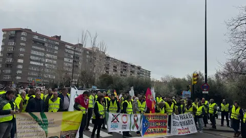 Trabajadores del sector primario en la concentración ante las Cortes Trabajadores del sector primario en la concentración ante las Cortes