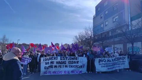 Más de un centenar de estudiantes se manifiestan para pedir el uso libre del 'hiyab', en Parla, Madrid. Más de un centenar de estudiantes se manifiestan para pedir el uso libre del 'hiyab', en Parla, Madrid.