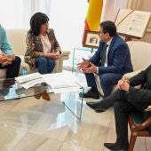 El presidente de la Diputación de Ciudad Real charla con la alcaldesa de Torre de Juan Abad