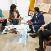 El presidente de la Diputación de Ciudad Real charla con la alcaldesa de Torre de Juan Abad El presidente de la Diputación de Ciudad Real charla con la alcaldesa de Torre de Juan Abad
