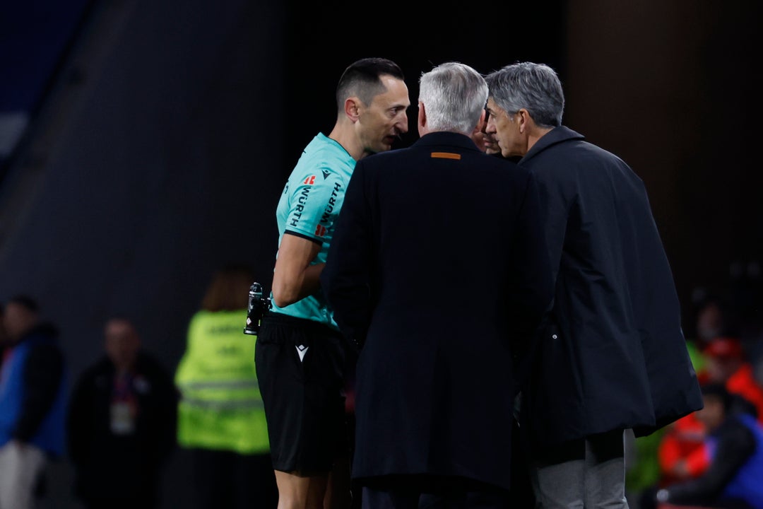 El árbitro paró el partido por cánticos de "Asencio, muérete" El árbitro paró el partido por cánticos de "Asencio, muérete"