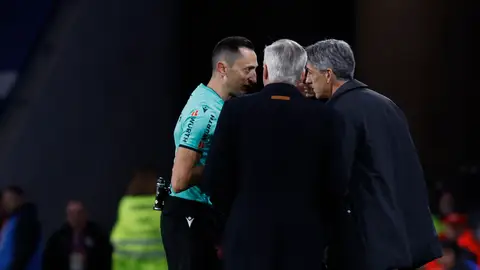El árbitro paró el partido por cánticos de "Asencio, muérete" El árbitro paró el partido por cánticos de "Asencio, muérete"