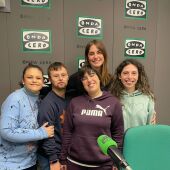 Los colaboradores de Síndrome de Down Castellón con Marta Fullera. 