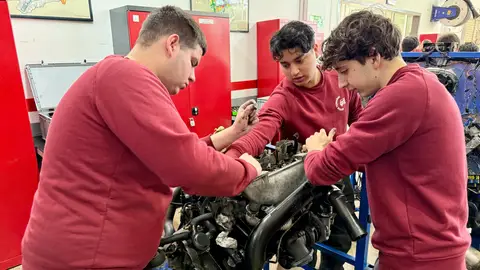 Alumnes d'FP de l'Institut Esteve Terrades de Cornellà de Llobregat Alumnes d'FP de l'Institut Esteve Terrades de Cornellà de Llobregat