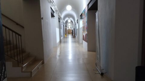 Pasillo de la primera planta de la Facultad de Comunicaci&oacute;n