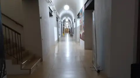 Pasillo de la primera planta de la Facultad de Comunicación Pasillo de la primera planta de la Facultad de Comunicación