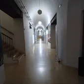 Pasillo de la primera planta de la Facultad de Comunicación Pasillo de la primera planta de la Facultad de Comunicación