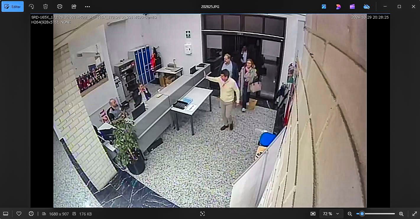 Un informe de la Generalitat Valenciana muestra con imágenes que Mazón llegó al Cecopi a las 20:28 Un informe de la Generalitat Valenciana muestra con imágenes que Mazón llegó al Cecopi a las 20:28