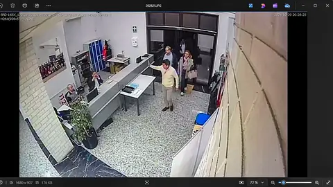 Imagen facilitada este miércoles de la cámara de seguridad del Centro de Coordinación de Emergencias incluida en el informe firmado por el coordinador de Prevención y Emergencias en la que se observa al president de la Generalitat, Carlos Mazón, accediendo a las instalaciones a las 20.28 del pasado 29 de octubre. EFE/ Àgencia De Seguretat I Èmergencies SOLO USO EDITORIAL SOLO DISPONIBLE PARA ILUSTRAR LA NOTICIA QUE ACOMPAÑA (CRÉDITO OBLIGATORIO) Imagen facilitada este miércoles de la cámara de seguridad del Centro de Coordinación de Emergencias incluida en el informe firmado por el coordinador de Prevención y Emergencias en la que se observa al president de la Generalitat, Carlos Mazón, accediendo a las instalaciones a las 20.28 del pasado 29 de octubre. EFE/ Àgencia De Seguretat I Èmergencies SOLO USO EDITORIAL SOLO DISPONIBLE PARA ILUSTRAR LA NOTICIA QUE ACOMPAÑA (CRÉDITO OBLIGATORIO)